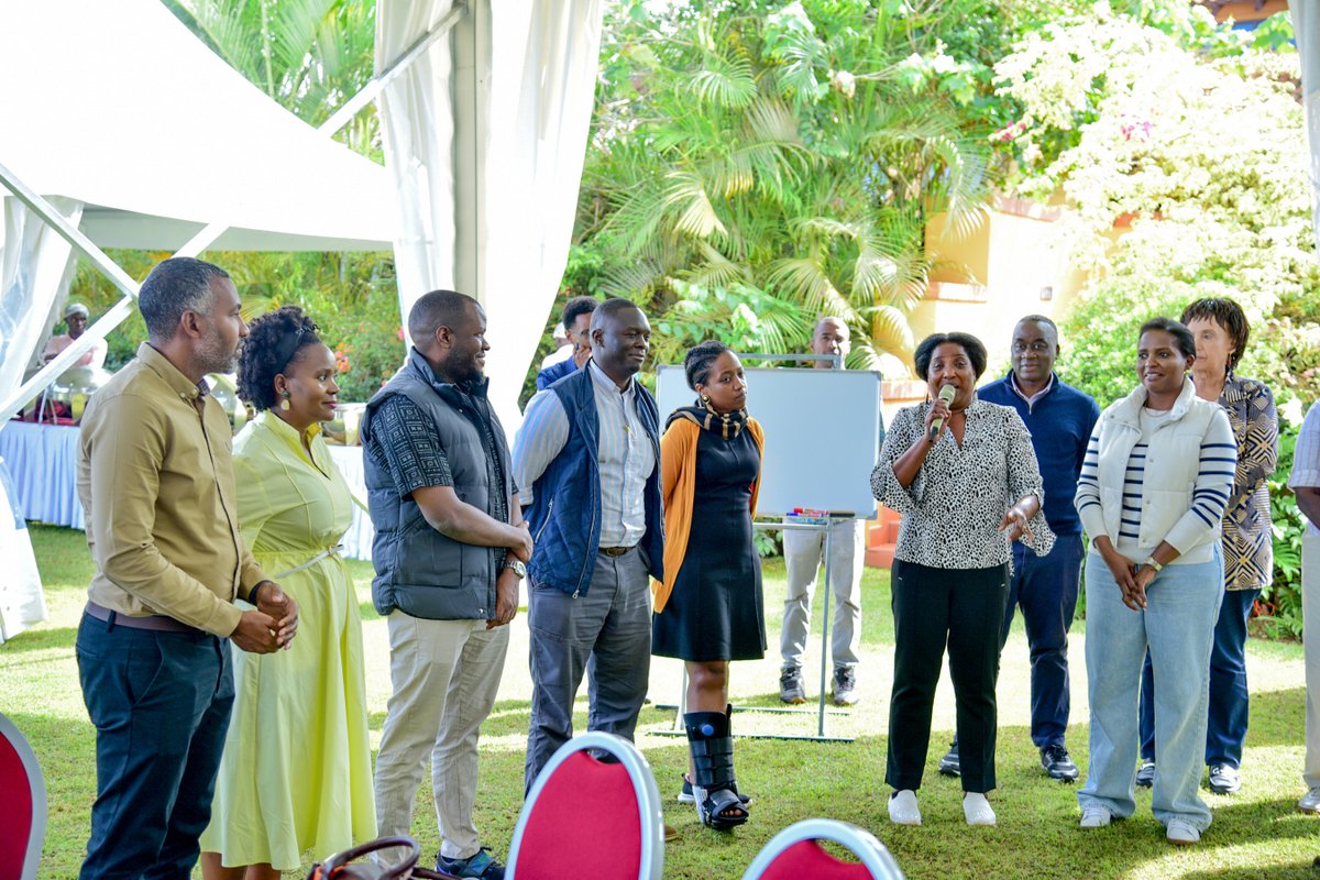 LeoAfricaInst's tweet photo. This past Saturday, Fellows & Staff of the LéO Africa Institute were privileged to join #ALIFellows from the @ALIEastAfrica in Bwerenga for a day of fellowship & reflection 🤝✨

Both our Founders @Uwihanganye_A & @mmchunguzi are Fellows of the @ALIEastAfrica & the @AspenAGLN 🌍 

The gathering brought together leaders across three generations in deep dive dialogue on the critical role of leadership networks and our responsibility of delivering on achieving a "good society" 🗣️👥🌱

Huge congratulations to the new cohort of #ALIFellows who will form the next class 🎉🌟

What makes Aspen seminar experiences special are the readings, dialogue & reflections 📚💬🔍 

The choice of Walter Paepcke's landmark essay on human freedom was a great choice — challenging us all to give meaning to commitment & what intentional leadership really looks like 💡🧭🔥