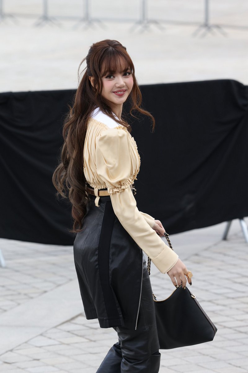 LISA looks gorgeous arriving to the Louis Vuitton show for Paris Fashion Week ✨
#LISA #LisaXLouisVuitton