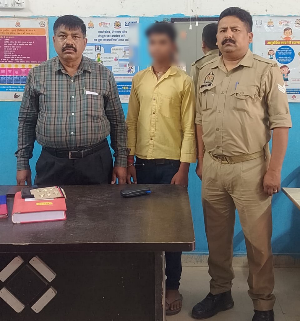 gorakhpurpolice's tweet photo. #gorakhpurpolice
#sspgorakhpur के निर्देशन में बालश्रम एवं भिक्षावृत्ति रोकने के अभियान के तहत #Ps_AHT टीम द्वारा 01 नाबालिग बालक को बाल श्रम करते हुए पाए जाने पर रेस्क्यू किया गया व सिटी चाइल्ड हेल्प लाइन जनपद गोरखपुर को अग्रिम कार्यवाही हेतु सुपुर्द किया गया ।
#UPPolice https://t.co/npQCWLIJmV