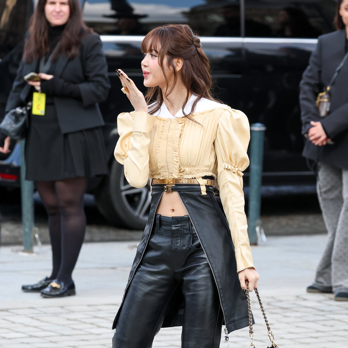 xoxo 💋 
Lilies plz drop the tags 👇🏼👇🏼

ctto 
 <a href="/wearelloud/">LLOUD</a> <a href="/LouisVuitton/">Louis Vuitton</a>  

LISA LOUIS VUITTON FW26 
#LVFW26xLISA  #LISAxLouisVuitton  
#LVFW26 🍿