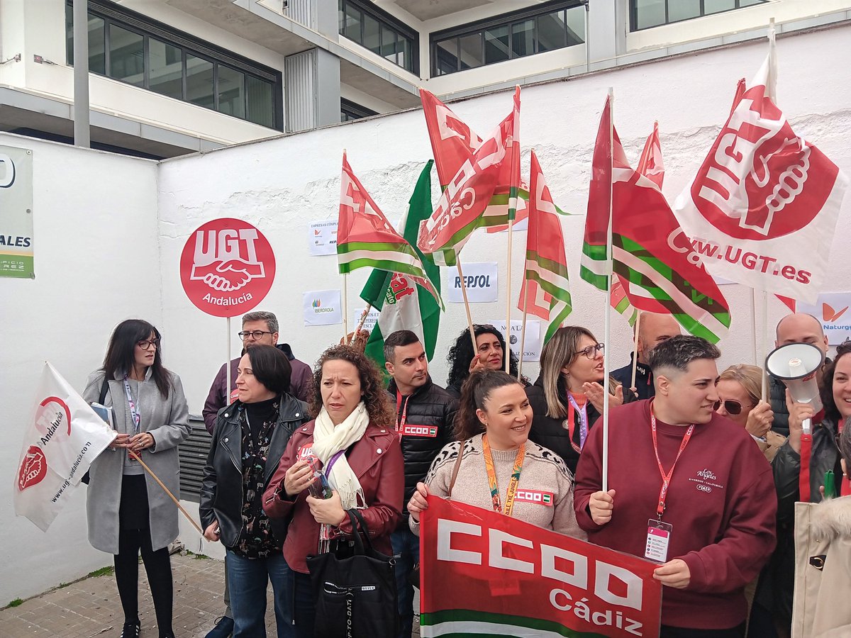 iujerez's tweet photo. 🗓 Hoy hemos estado en la concentración de los trabajadores de Majorel 

✊ ! No al ERE , NO a la deslocalización.

🚨¡ Hay que terminar con las contrataciones precarias¡ https://t.co/qcPD6FCRpo