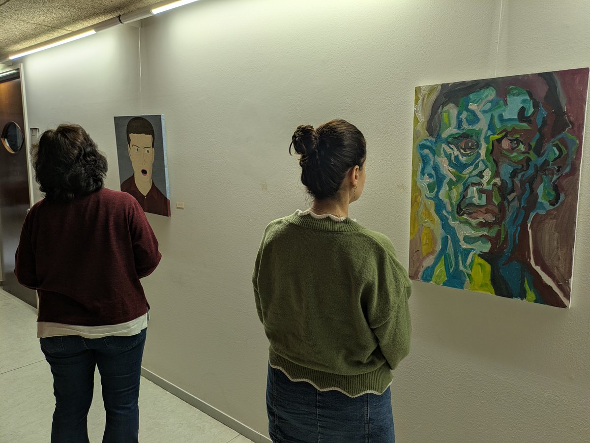 Fundperetarres's tweet photo. 🎨 Hem inaugurat al nostre centre de #formació l'exposició "Amistat", una mostra col·lectiva que recull el treball creatiu i l'expressió vital dels i les artistes del grup GGGG que fan la seva tasca amb @aixec_coop. 😊 #ArtOutsider #EducarActuarTransformar #transformaciósocial https://t.co/QhkTuWplcG