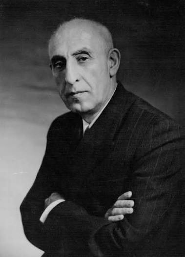 1953 wird Mossadegh durch einen CIA-organisierten Putsch gestürzt. Er war der letzte demokratisch gewählte Premierminister Irans. Auf ihn folgte die Diktatur des Schah und dann der Mullahs. Sein "Verbrechen" war, die Einnahmen aus dem Ölgeschäft für die Iraner nutzen zu wollen /1