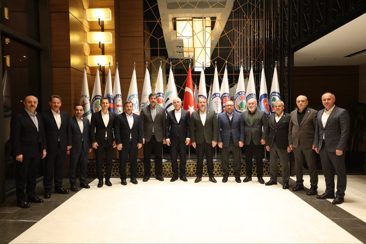 AK Parti Genel Başkan Vekili Efkan Ala’yı; Genel Başkanımız Ali Yalçın, Genel Başkan Yardımcılarımız ve sendikalarımızın genel başkanlarıyla birlikte Memur-Sen Genel Merkezimizde ağırladık.

Görüşmede öncelikle dünyada yaşanan güncel gelişmeler ve bölgesel meseleler üzerine