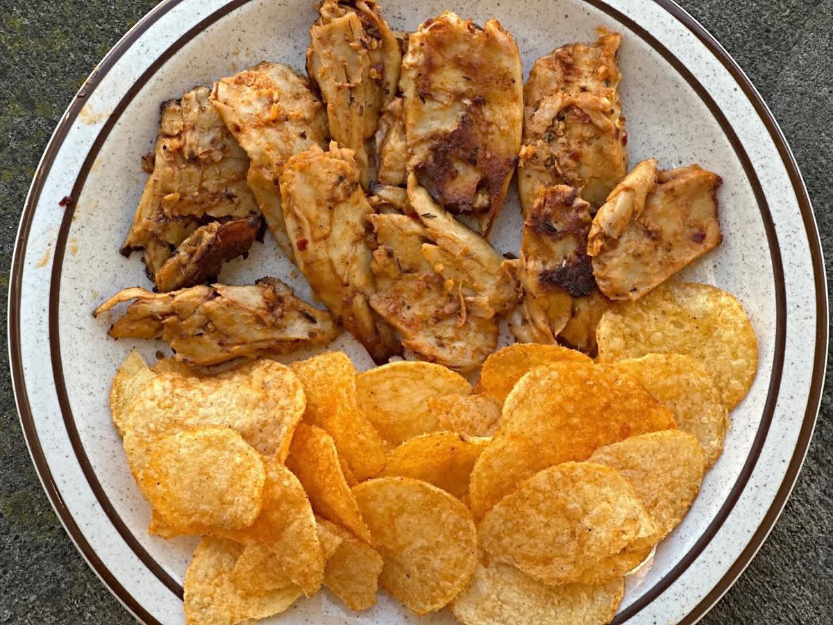 Robotvirgin's tweet photo. Daring Vegan Cajun Chicken Pieces, with BBQ Chips!

.
.
.
.
.
.
.
.
#veganchicken #chickn #vegancajun #veganmeat #veganprotein #vegan #veganism #veganfood #plantbaseddiet #veganfoodie #veganfortheanimals #portlandvegan #pdxvegan #govegan #vegandinner #bbqchips #chips #potatochips https://t.co/cJFRgWTjJC