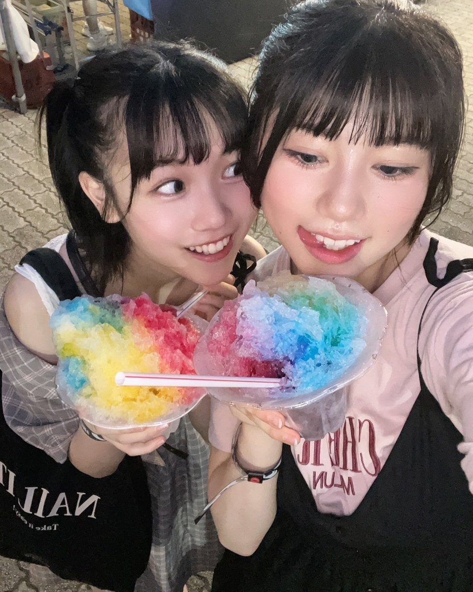HPN46's tweet photo. グループ卒業して2人ともグラビア来たの熱いな https://t.co/3rP9v0auNA