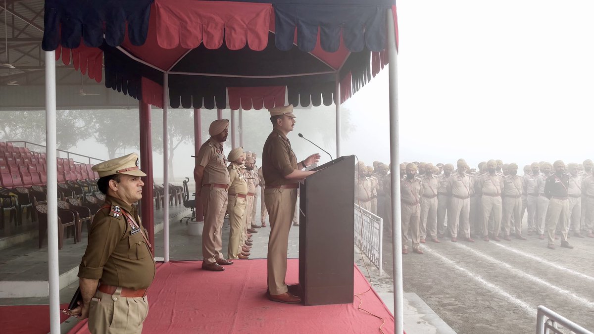 SangrurPolice's tweet image. By interacting with the police personnel, he heard their problems and encouraged them to wholeheartedly work for the fight against drugs 

#GeneralParade #LawAndOrder(2/2)