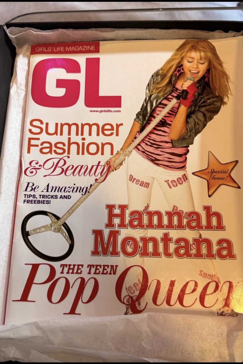 TheHMArchive's tweet photo. This magazine on the table from the trailer is the one from season 3 💖 

From the Walt Disney Archives The Hannah Montana GL Magazine - BC 03927 https://t.co/dDMKCmCa0P