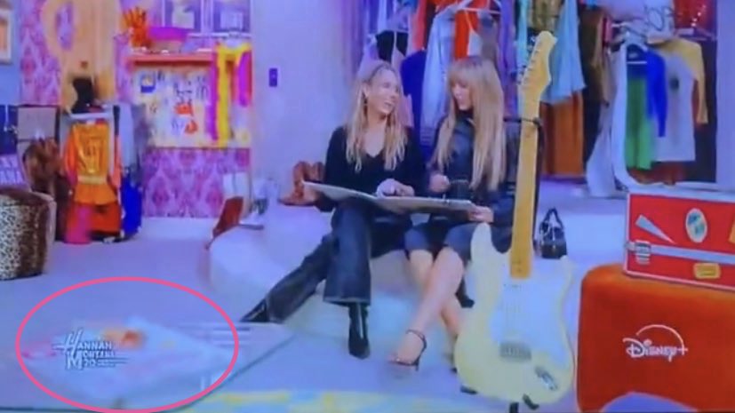 TheHMArchive's tweet photo. This magazine on the table from the trailer is the one from season 3 💖 

From the Walt Disney Archives The Hannah Montana GL Magazine - BC 03927 https://t.co/dDMKCmCa0P