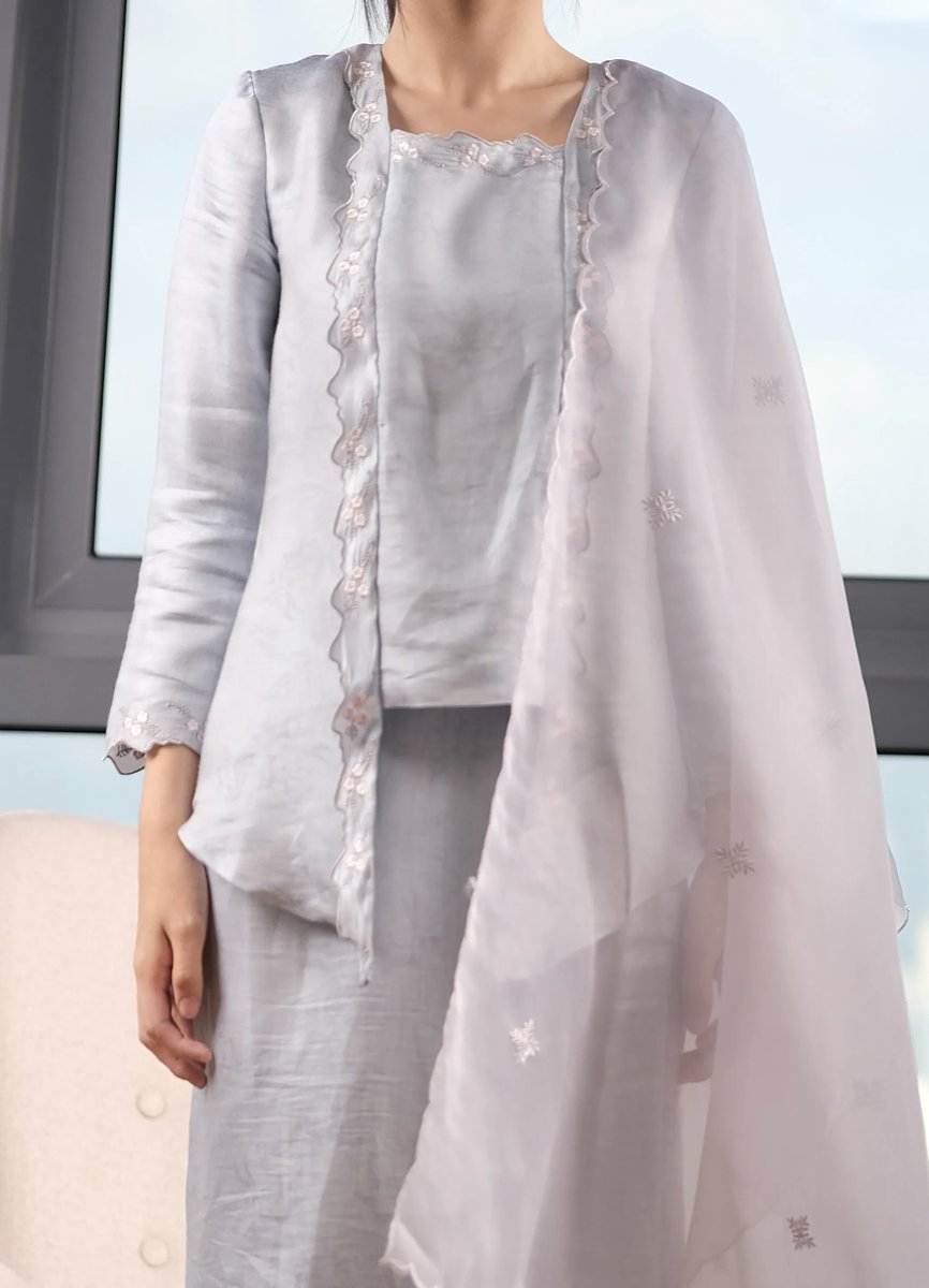 Not a fan of kebaya pun but this one is exception. Yang lagi menarik, top dia ada dua style. Ibarat pakai dua baju tapi satu harga 🙌🫣 loveeee!