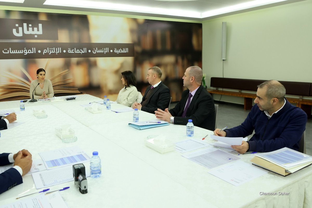 SethridaGeagea's tweet photo. خلال اجتماع الهيئة الإدارية لـ"مؤسسة جبل الأرز"، في معراب، حيث تداولنا في الملفات الاجتماعية والحياتية التي تُعنى بها "المؤسسة" منذ سنوات، مؤكدين استمرارها في اهتمامها الدائم بالمساعدات الاجتماعية والطبية والتربوية التي تساهم في تخفيف الأعباء عن أهلنا في قضاء بشري:

المرحلة الدقيقة التي يمرّ بها لبنان تفرض الالتفاف حول الدولة ومؤسساتها الشرعية،  ونشدد على الدعم الكامل لقرار الحكومة القاضي بتفكيك البنى العسكرية والأمنية التابعة لـ"حzب الله" واعتبار كل نشاطاته العسكريّة والأمنيّة خارجة عن القانون والطلب من الجيش و الأجهزة الأمنية والسلطة القضائية تنفيذ القرار بشتى الوسائل. 
هذه الخطوة تشكّل مدخلاً أساسياً لاستعادة الدولة دورها الطبيعي وسيادتها على كامل الأراضي اللبنانية، ولإعادة تثبيت مبدأ حصرية السلاح بيد المؤسسات الشرعية.
إن أهمية القرار لا تكمن فقط في صدوره، بل في ترجمة مفاعيله على أرض الواقع، من خلال قيام الأجهزة المعنية، وفي مقدّمها الجيش اللبناني وسائر الأجهزة الأمنية والقضائية المختصة، باتخاذ الإجراءات التنفيذية اللازمة، لذا فإن أي تهاون في تطبيق هذا القرار من شأنه أن يضرب صورة الدولة وهيبتها في هذه اللحظة الحساسة، فيما البلاد بأمسّ الحاجة إلى تعزيز حضور الدولة ومؤسساتها في ظل التحديات الراهنة.
وفي ما يتعلق بالانتخابات النيابية، نجدد التأكيد على الموقف المبدئي لحزب "القوّات اللبنانيّة" الرافض للقرار الذي صدر عن مجلس النواب والقاضي بتمديد ولايته لمدة سنتين، أي نصف ولاية.
إن هذا القرار يشكّل مساساً واضحاً بجوهر النظام الديمقراطي في لبنان وبروح الدستور ونصّه، فضلاً عن كونه يضرب مرة جديدة عرض الحائط بالمواعيد الدستورية للاستحقاقات الانتخابية، وبكون الشعب هو مصدر السلطات في لبنان. وإن كان الواقع الميداني القائم يفرض بالفعل ظروفاً استثنائية تجعل إجراء الانتخابات في موعدها أمراً مستحيلاً من الناحية العملية، إلا أن ذلك لا يمكن أن يبرّر إطلاقاً ما أقدم عليه بعض النواب اليوم في مجلس النواب، فما جرى داخل المجلس لا علاقة له إطلاقاً بمفهوم القوة القاهرة أو الظروف الطارئة، بل يشكّل مخالفة دستورية واضحة.
نؤكد أن حزب "القوّات اللبنانيّة" سيتقدّم بطعن بهذا التمديد أمام المجلس الدستوري، وأي محاولة لاستغلال التمديد من أجل فتح نقاشات جديدة حول مسائل أساسية في الحياة السياسية اللبنانية، وعلى رأسها قانون الانتخابات، تُعد أمراً مرفوضاً من حيث المبدأ، لأن المجلس الذي مدّد لنفسه يفتقد الشرعية السياسية والأخلاقية اللازمة لطرح أو إقرار قضايا مصيرية من هذا النوع. فالمجلس المخوّل مناقشة هذه الملفات هو المجلس الذي تنبثق شرعيته من صناديق الاقتراع، لا مجلس انتهت صلاحيته الشعبية وأصبح وجوده مرتبطاً بقرار تمديد مفروض على اللبنانيين. ومسألة الشرعية الشعبية لا يمكن تجاوزها أو الالتفاف عليها إلى ما لا نهاية، لأن مصدرها الحقيقي سيبقى دائماً صناديق الاقتراع مهما تأخر موعد العودة إليها.
