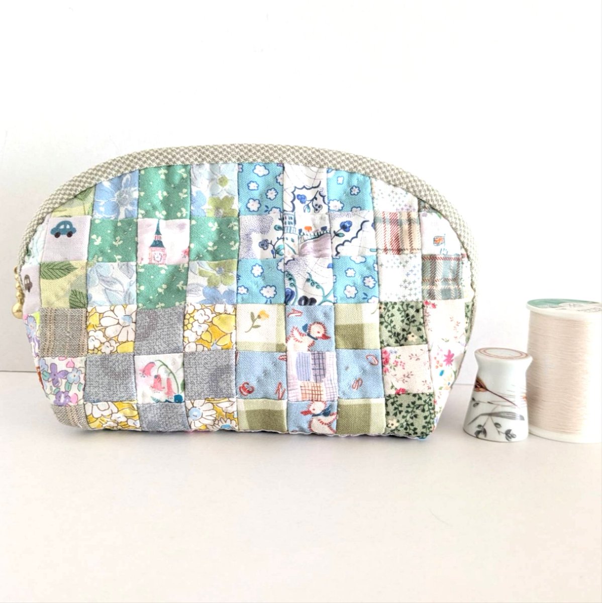 miruto7's tweet photo. パッチワークのポーチを作りました🌼四角の一辺は1.5cmです(*^^*)
#パッチワーク
#Creema https://t.co/aPDNtK71Q9