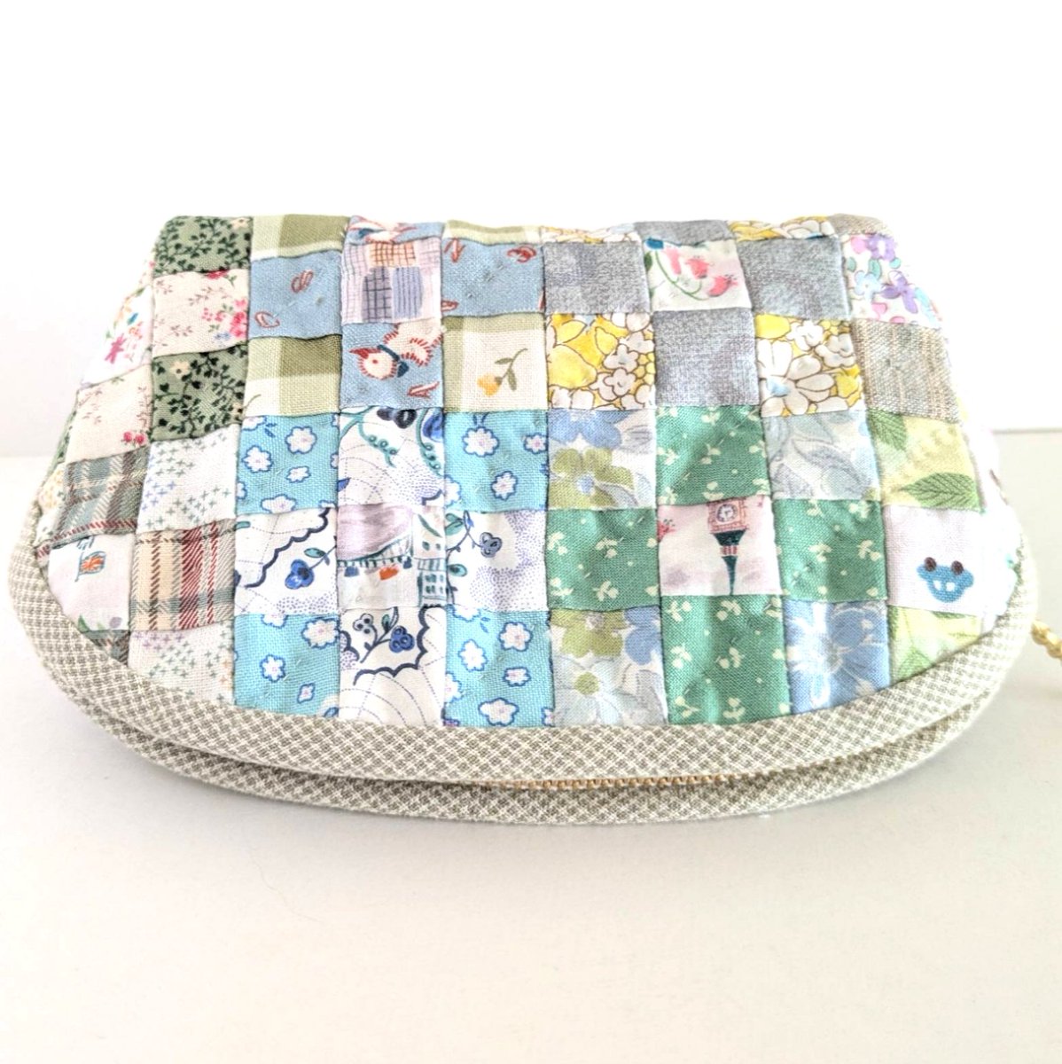 miruto7's tweet photo. パッチワークのポーチを作りました🌼四角の一辺は1.5cmです(*^^*)
#パッチワーク
#Creema https://t.co/aPDNtK71Q9
