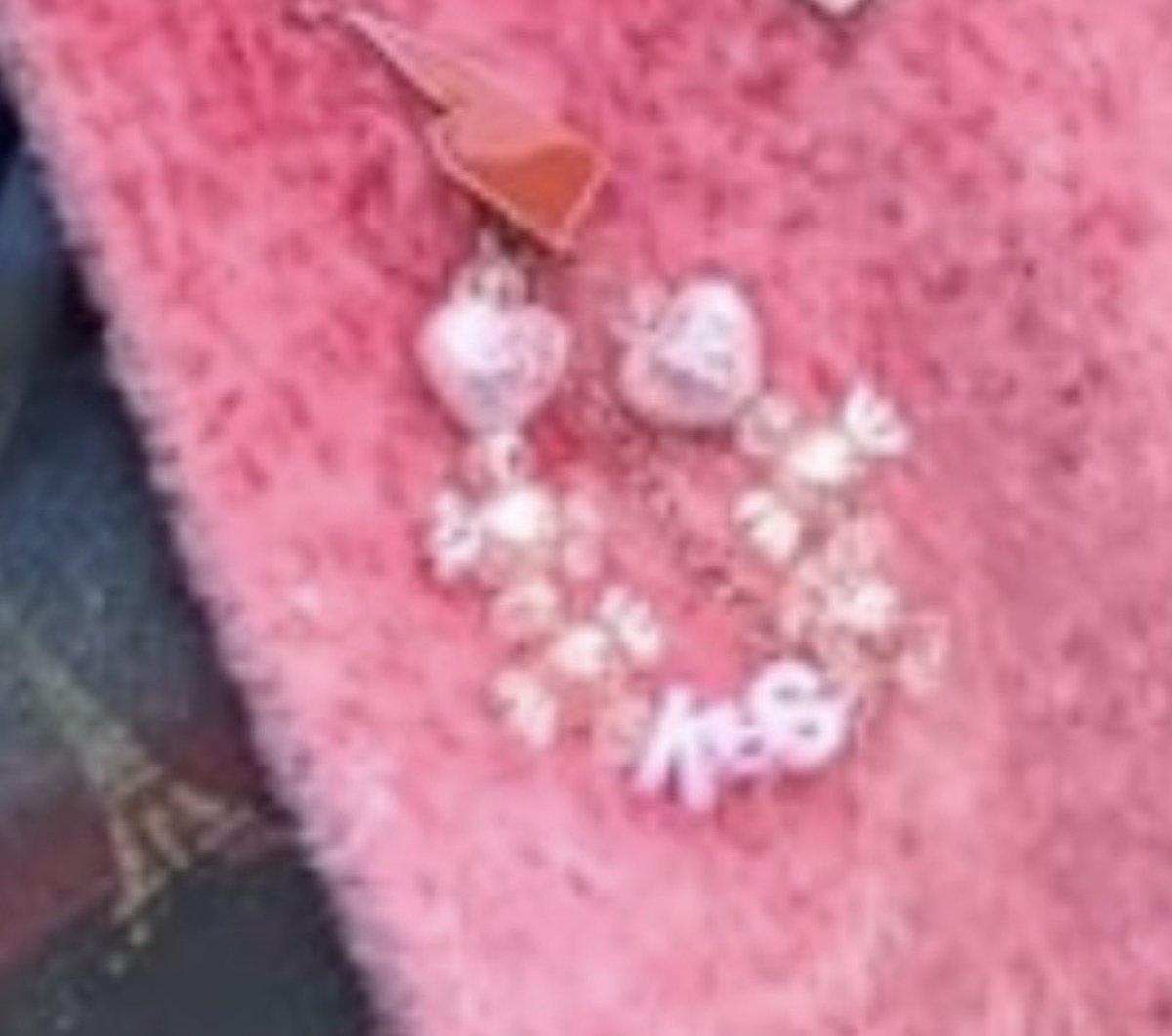 ฮรือออออ ใช่จริงๆใช่มั้ย 2 ปีแล้วอ่ะ เค้ายังเก็บไว้อยู่ แล้วเอามาห้อยอ่ะ มันไม่ใช่ของแพงอะไรเลยแต่เราร้อยเองกับมืออ่ะ เค้าสมควรถูกรักจริงๆ จะเป็นป๊าคิมฮเยซูตลอดไป ตัวเปี๊ยกเดียวแต่น่ารักเท่าจักรวาลอ่ะ😭😭😭😭