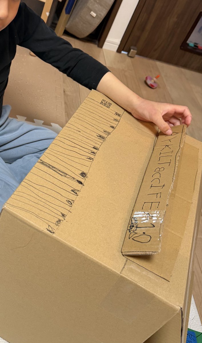 occhikey's tweet photo. ほったらかしてごめんよと見たら廃材ピアノ作ってた、🎹ふふー https://t.co/JRlAHX9tWj