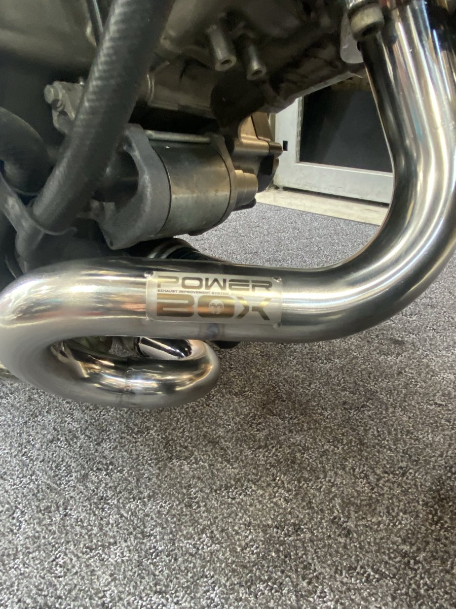 sptadao_asakusa's tweet image. SUZUKI SV650
SP忠男
SP忠男 POWERBOX パイプ チタンソリッド
装着させて頂きました！

SR400からお乗り換えのオーナー様✨
なんとSP忠男マフラーは今回で4台目のリピート！

低回転からトルクが立ち上がる
「気持ちイー走り」を今回も体感して頂きます。

#SV650
#SP忠男
#POWERBOX