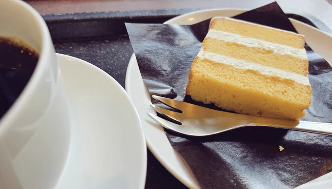 近場に上島珈琲店が無いので滅多に来れないのだけどわたしはどうしても上島珈琲店のザントクーヘンがだいすきである バタークリームのつめたくかたいのが口の中でホワ…メシャ…ととろけるのが好きなのである ただしカロリーの味がする! しかしおいしい!カロリーおいしい!!