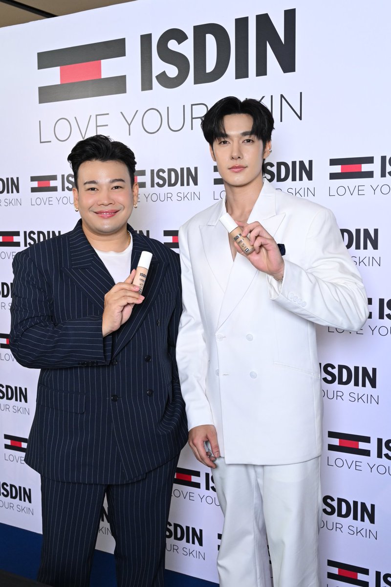 woopmag's tweet photo. HACK BEAUTY LAB ผู้นำเข้าและจัดจำหน่ายแบรนด์เวชสำอางและสกินแคร์ชั้นนำระดับโลกในประเทศไทย ชวนผู้เชี่ยวชาญร่วมพูดคุยนวัตกรรมสกินแคร์ล่าสุดและเทรนด์ดูแลปกป้องผิวในยุค PM 2.5 กับแนวคิด Longevity ก้าวข้ามการชะลอวัยสู่ยุคแห่งการฟื้นฟูผิวและความยั่งยืนในระยะยาว ภายใต้คอนเซ็ปต์ “HACK YOUR SKIN 3.3” พร้อมเปิดตัวผลิตภัณฑ์ใหม่จาก 5 แบรนด์ดัง ISDIN, CURECODE, GPSKIN, SESDERMA และ ISOI โดยได้รับเกียรติจากผู้ก่อตั้งแบรนด์ บินตรงสู่ประเทศไทย

#HackBeautyLab 
#HackYourSkin 

พร้อมด้วยนักแสดงหนุ่มหล่อหน้าใส ตี๋ - บุญยเกียรติ วงค์ษาแจ่ม พรีเซนเตอร์ ISDIN Thailand ที่มาแชร์เคล็ดลับการดูแลผิวตามแบบฉบับของตัวเองที่มีหลายบทบาทตั้งแต่นักแสดงไปจนถึงผู้รักษาประตู พร้อมด้วยเซอร์ไพร์สจาก เฮง - ทัตพงศ์ โรจน์แสงเรือง คู่จิ้นที่กำลังฮอตกับซีรี่ย์ “อย่าขอพี่เจน” ออกอากาศทาง iQIYI 

ผลิตภัณฑ์ใหม่จาก 5 แบรนด์ดังที่มาพร้อมให้คุณได้ HACK YOUR SKIN กับนวัตกรรมการดูแลผิว

1) ISDIN COVERAGE SPF 50+ รองพื้นไฮบริดเนื้อบางเบาออกแบบมาเพื่อคนยุคใหม่ที่ต้องการทั้งความสวยรวดเร็ว การปกป้องผิวระดับสูง และผลลัพธ์ด้าน Anti-Aging ในขั้นตอนเดียว 

2) CURECODE Adapinoid Purifying Serum นวัตกรรมรีทินอยด์รุ่นใหม่ สำหรับผิวมันและผิวที่มีแนวโน้มเป็นสิวง่าย โดย ดร.เรย์มอนด์ ปาร์ค นักวิทยาศาสตร์ผู้ก่อตั้งแบรนด์ CURECODE และหนึ่งในผู้บุกเบิกแนวคิด Skin Barrier ระดับโลก เจ้าของสิทธิบัตรด้านผิวพรรณกว่า 50 รายการ เผยถึงหัวใจสำคัญว่า “Adapinoid Purifying Serum คือส่วนผสมเอกสิทธิ์ Adapinoid® อนุพันธ์รีทินอยด์เจนเนอเรชั่นใหม่ (รุ่น 3) ที่ถูกออกแบบให้ทำงานในรูปแบบ Smart Delivery System ที่จะค่อยๆ เปลี่ยนสภาพเป็น Adapalene บนผิวอย่างอ่อนโยน ช่วยให้ผิวรู้สึกสบายระหว่างการใช้ เมื่อเทียบกับการใช้รีทินอยด์ทั่วไป”

3) GPSKIN Remedy อุปกรณ์สกินเทคที่มีเซนเซอร์วัดผิวง่ายๆที่บ้าน โดยให้แม่นยำระดับเครื่องมือวิจัย โปรแกรมเฉพาะบุคคลกว่า 100 สูตร ถูกออกแบบโดยผู้เชี่ยวชาญ K‑Beauty และนักวิทยาศาสตร์ด้านผิวหนัง 

4) SESDERMA นำเสนอเทคโนโลยี Nanotech Liposomal Technology นวัตกรรมเฉพาะที่ช่วยนำพาสารสำคัญ    ซึมลึกสู่ผิว เพิ่มประสิทธิภาพการทำงานของสารออกฤทธิ์ และช่วยให้เห็นผลลัพธ์ชัดเจนยิ่งขึ้น ซึ่งมีผลิตภัณฑ์ไฮไลท์คือ Resveraderm Antiox, C-Vit 5 และ Factor G Renew

5) ISOI Brightening Serum เซรั่มลดเลือนรอยดำลึก เติมความชุ่มชื้นพร้อมฟื้นฟูผิวโกลว์อย่างล้ำลึกเพื่อผิวเปล่งประกาย อ่อนโยนใช้ได้แม้ผิวแพ้ง่าย ด้วยสารสกัดจากกลีบกุหลาบบัลแกเรียสายพันธุ์ดามัสก์กว่า 3,000 ดอก พร้อมผสานด้วยเทคโนโลยีสำคัญที่ได้รับการพัฒนาเพื่อตอบโจทย์ปัญหารอยดำสะสมลึก ความหมองคล้ำ และสีผิวไม่สม่ำเสมอในผิวเอเชีย พร้อมความอ่อนโยนสูง เหมาะสำหรับผิวบอบบาง การันตีด้วยยอดขายอันดับ 1 จากเกาหลี และครองแชมป์ Olive Young ต่อเนื่อง 12 ปีซ้อน (2013 - 2024) 

พบกับผลิตภัณฑ์จากแบรนด์เวชสำอางและสกินแคร์ชั้นนำระดับโลก ภายใต้การนำเข้าของ HACK BEAUTY LAB และโปรโมชั่นดีๆได้แล้ววันนี้ ทั้ง 2 สาขา (เซ็นทรัลพระราม 9 ชั้น 5 และ BTS สยาม บริเวณทางออก 1) หรือช้อปสินค้าผ่านช่องทางออนไลน์ที่ Shopee, Lazada และ TikTok ติดตามข่าวสารกิจกรรมและโปรโมชั่นดีๆ จากทาง HACK BEAUTY LAB ได้ทาง https://t.co/k5tU6aMaNB HackBeautyLab

@Hack.beautylab @isdinthailand @curecodethailand @sesderma_th @isoi.th