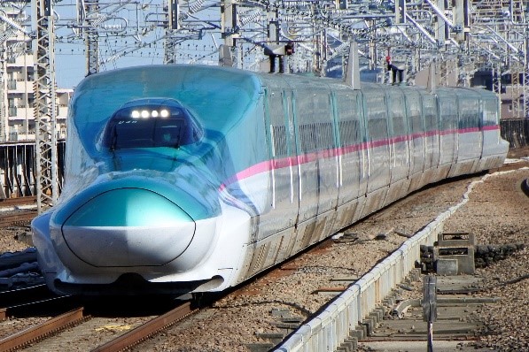 JREast_News's tweet photo. ／
日本初　新幹線に地震による脱線リスクを低減する新たなダンパを導入します
＼

　新幹線では日本初となる、地震発生時の左右方向の揺れに対して車体の揺れを抑制し、脱線リスクを最大約5割低減させる『地震対策左右動ダンパ』を開発しました。
　この地震対策左右動ダンパを2027年秋から2032年度にかけて順次新幹線に搭載し、高速走行時の地震による脱線リスクをさらに低減させていきます。

詳細はこちら↓↓
https://t.co/BcfuxvFHVn

＃JR東日本 ＃地震対策 ＃新幹線