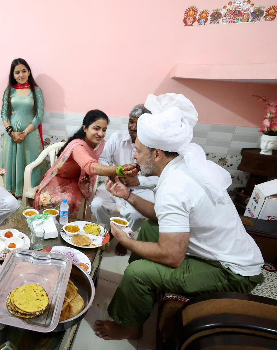 जो वादा किया, वो निभाया 🩵

हरियाणा के एक किसान की बेटी की शादी में शामिल होने सोनीपत के एक गांव पहुंचे जननायक श्री @rahulgandhi जी।

वर्ष 2023 में इसी किसान परिवार के खेतों में पहुंचे थे राहुल जी।