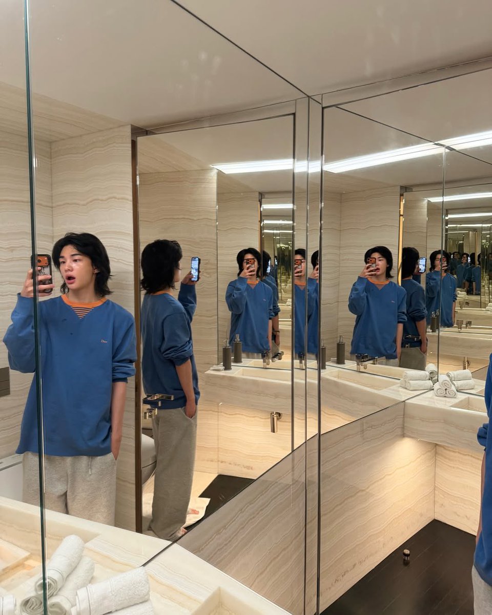 intocurses's tweet photo. woke up, washed his face, took a fun mirror selfie, and posted it on insta. still better looking than 99% of the world's population https://t.co/KamTPXR3ZF