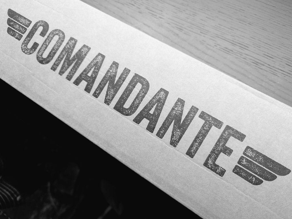 私の現在のバイクライフは、
コンビに行くくらいでしか乗っていないのよねん。
そんな中、
現在コッチにハマっていて、
悩んだ挙句、買っちゃいました！

めっちゃカッコいいし、性能も抜群！

バイクそろそろ乗り始めないと・・・

#comandante