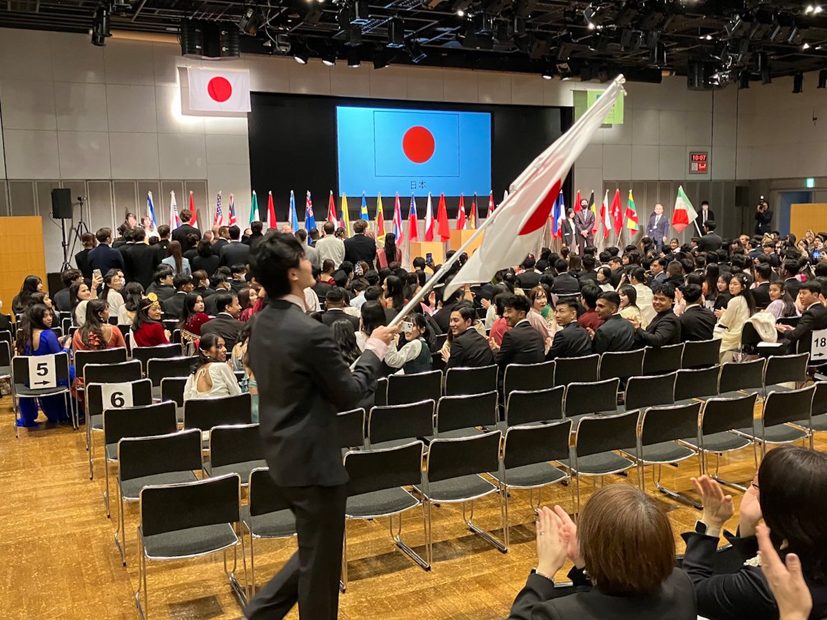 FFLC_Official's tweet photo. 3月10日(火)、当校の卒業証書授与式をアクロス福岡・イベントホールにて執り行いました。
あわせて343人の日本人学生・外国人留学生が、新たなステージへと旅立ちます。
この晴れの日に卒業される皆様の、明るい未来とご多幸を教職員一同こころよりお祈りいたします。

ご卒業おめでとうございます！ https://t.co/kuY5u9qToj
