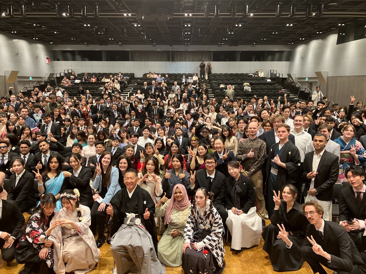 FFLC_Official's tweet photo. 3月10日(火)、当校の卒業証書授与式をアクロス福岡・イベントホールにて執り行いました。
あわせて343人の日本人学生・外国人留学生が、新たなステージへと旅立ちます。
この晴れの日に卒業される皆様の、明るい未来とご多幸を教職員一同こころよりお祈りいたします。

ご卒業おめでとうございます！ https://t.co/kuY5u9qToj