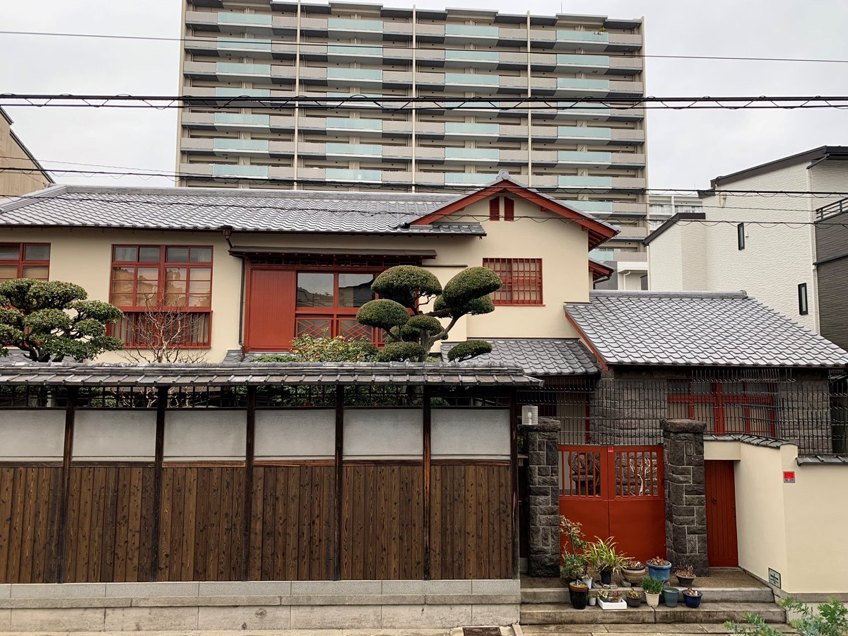 machinokenchiku's tweet photo. 「大阪市地域魅力創出建築物修景事業」を活用した建物に、その取組を示すプレートを今年度からお渡ししています。過去に修景事業を活用された建物にも、順次お渡ししているところです。

令和2年度に修景された「萬代家住宅」に、プレートを設置していただきました。
ご協力ありがとうございます✨ https://t.co/lNlGSG8BnH