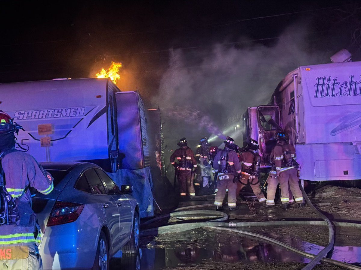 CSFDPIO's tweet image. #ColoradoSpringsFire is on scene of a #workingstructurefire at the Northwoods Village mobile home park near Fillmore and Cascade. 

Crews on scene report multiple mobile homes on fire. Firefighters have the bulk of the fire knocked down. 

Please avoid the area.