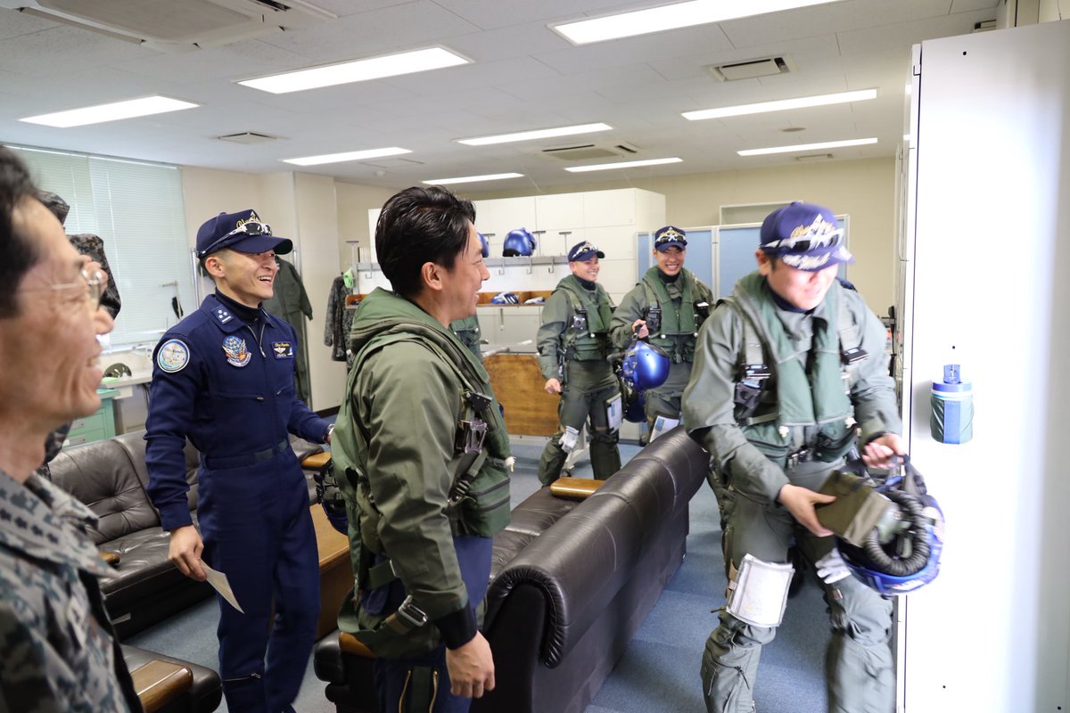 matsushimabase's tweet photo. ✈️防衛大臣視察（前編）✈️
令和8年3月8日、小泉大臣が松島基地を視察されました。
出迎え、体験搭乗ブリーフィング及びフライト準備の際の大臣の様子をお届けします。
#航空自衛隊 #松島基地 #防衛大臣 #体験搭乗 #Tｰ4 #Fｰ2 https://t.co/B9mXJCg9yP