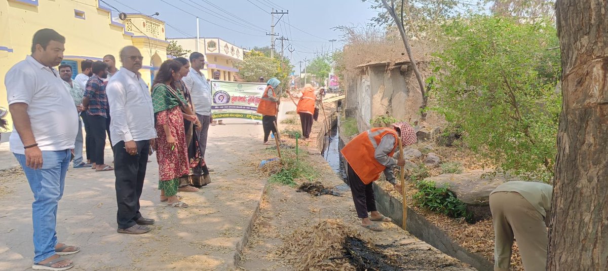 ChoppadandiMC's tweet photo. As apart of Praja Palana - Pragathi Pranalika -99 days program Conducted  Cleanliness Program in 7rd ward cleared GVP, Drains and roads  @SwachhBharatGo
@SwachhBharat
@MoHUA_India
@tksreedevi
@cdmatelangana
@TelanganaCMO
@RoopaMishra77 https://t.co/h20uZOT5XT