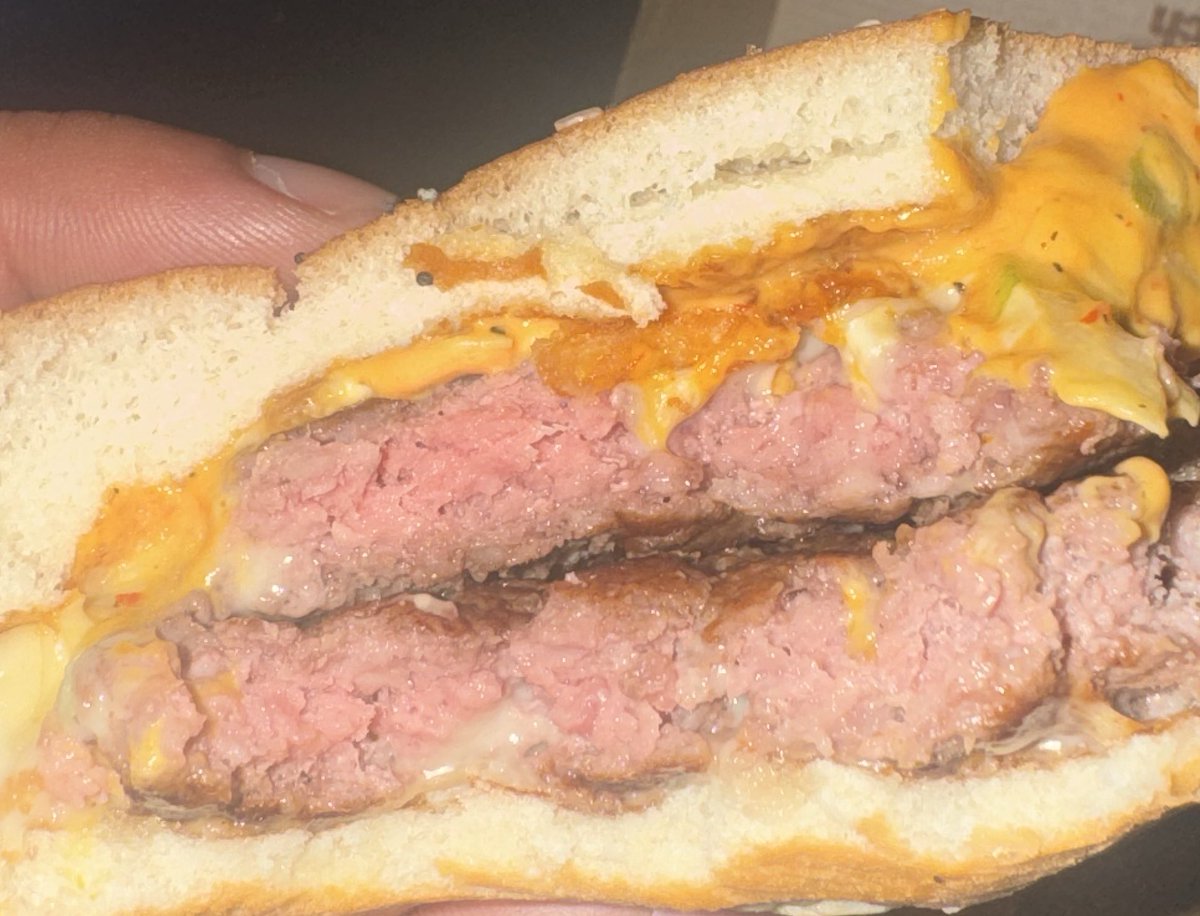 ________mano___'s tweet photo. Nice one @McDonalds store 39025
Raw burger and missing items. It’s not a hard job. $42+ wasted https://t.co/MFAbii4HLk