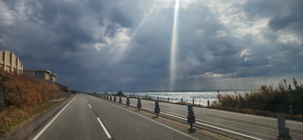 Drive_DQ10's tweet photo. 朝は富山で久しぶりの雪に埋もれましたw
からの能登半島から海を眺めつつ福井へ🚚 https://t.co/IFKXoZmR8z