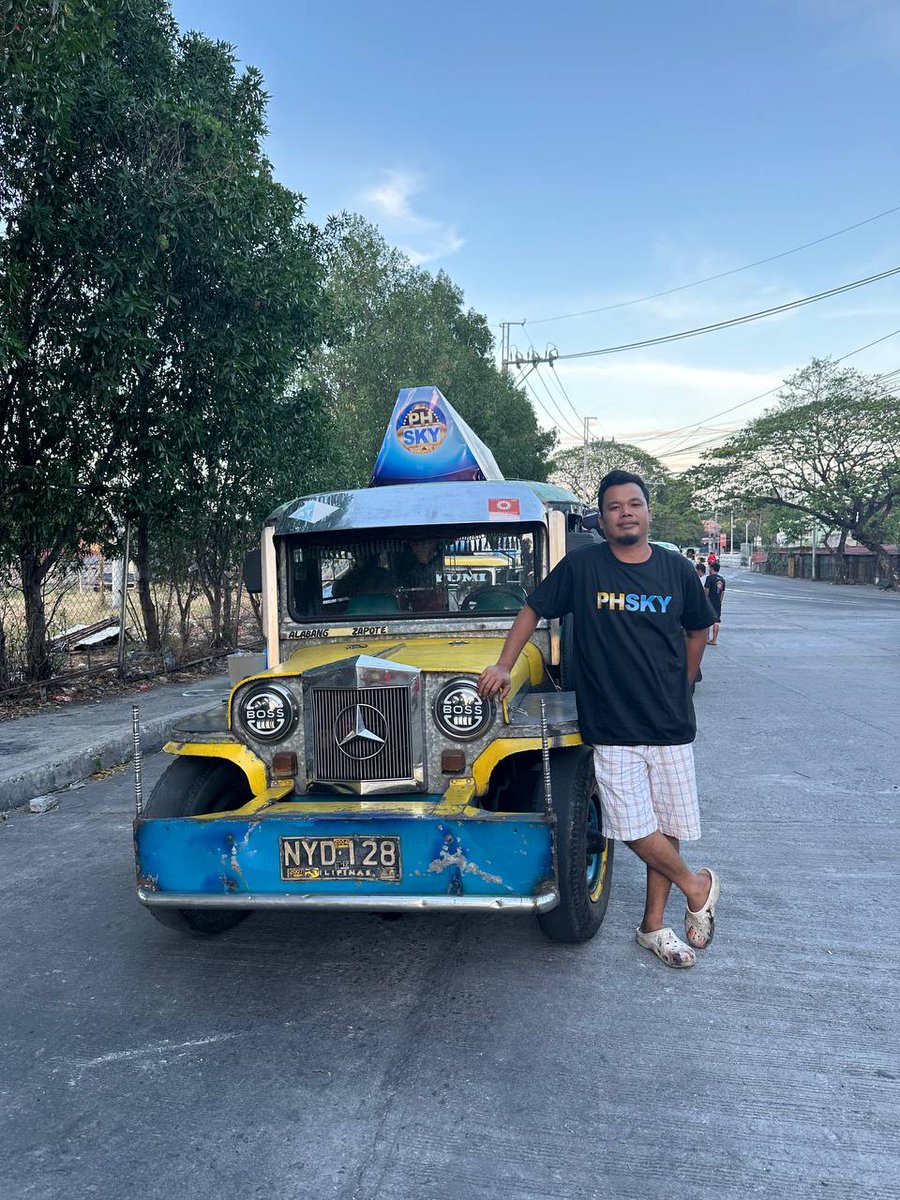 PHSKY_Megawin's tweet image. 🚘✨ PHSKY supports jeepney drivers on the 

Baclaran–Las Piñas route by providing lighted signages to help them stand out and attract more passengers at night. 💡🌙

A small way to appreciate the hardworking drivers who keep our communities moving every day. 💙

#PHSKY #Supports