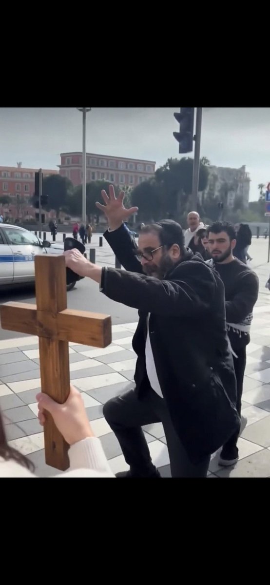 Le VRP de la démocratie tweet media