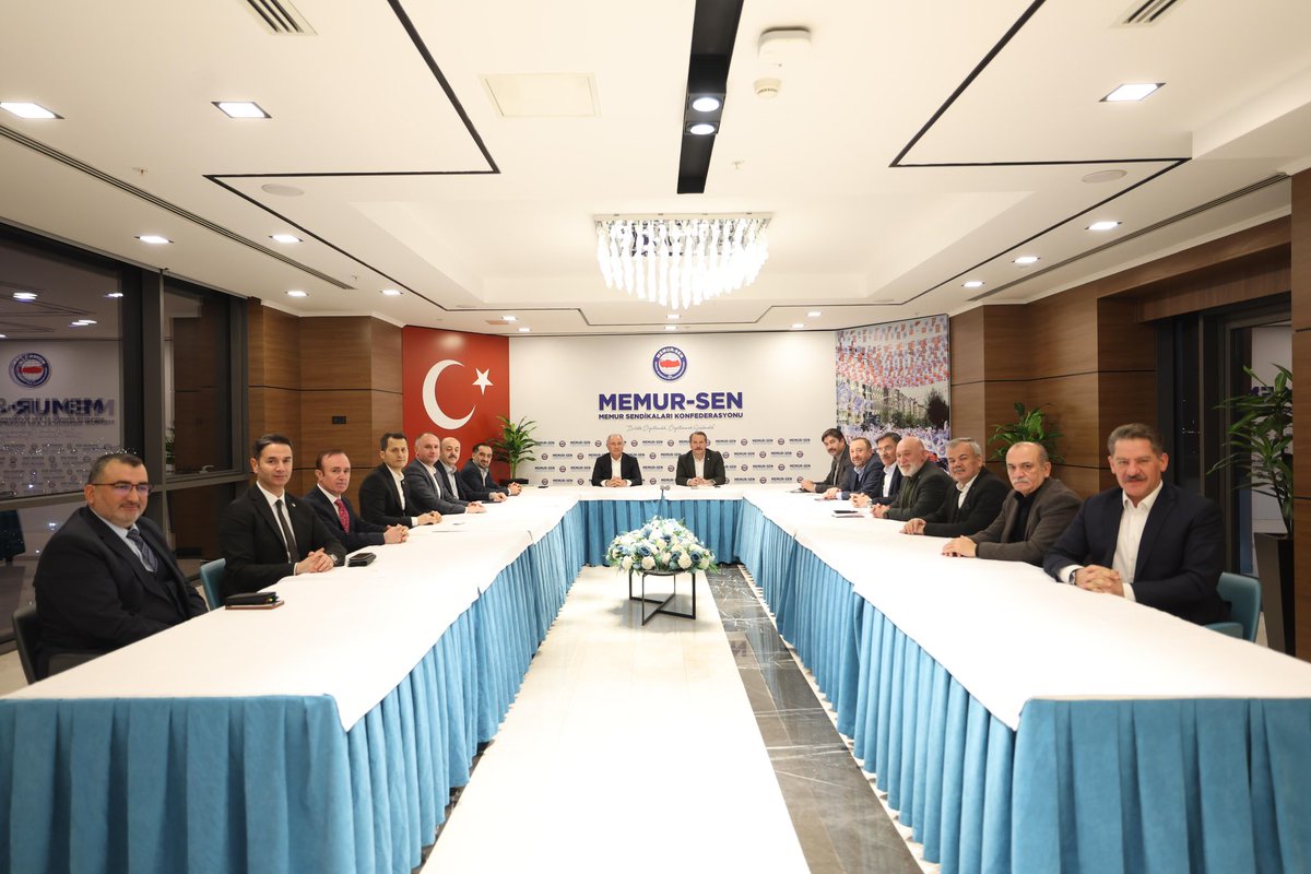 _aliyalcin_'s tweet photo. AK Parti Genel Başkan Vekili Efkan Ala’yı Konfederasyonumuzda Ağırladık

Sendika Genel Başkanlarımızla sahur programı çerçevesinde AK Parti Genel Başkan Vekili Efkan Ala ile dünyada yaşanan güncel gelişmeler, bölgesel meseleler ve ülkemizin kamu sistemi üzerine önemli bir istişare oldu.

Kamuda çok önemli görevlerde bulunan ve kamu yönetimi konusundaki bilgi ve tecrübesi ile siyasetteki önemli isimlerin başında gelen Sn.Ala ile çalışma hayatına ilişkin konular çerçevesinde; kamu personel sistemi, kamuda ücret dengesizliği; 1. dereceye 3600 ek gösterge düzenlemesi başta olmak üzere kamu görevlilerinin mali ve sosyal hakları ve 4688 sayılı Kanun’un değiştirilmesi dahil çözüm bekleyen genel sorunlar hakkında görüş alışverişinde bulunduk.

Kamu personel sistemine ilişkin mevcut durum, yaşanan sorun alanları ve çözüm önerileri üzerine önemli bir istişare oldu.

Sn. Ala’ya konfederasyonumuzu teşrifleri ve konulara, sorunlara özel ilgileri için teşekkür ediyorum.

@Akparti @efkanala