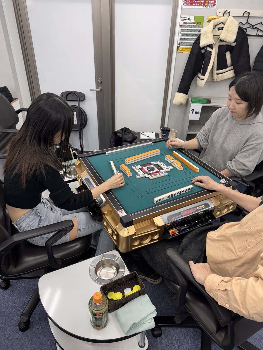 since2016_tandt's tweet photo. 今日は 天満にある
貸卓麻雀スポットにて 麻雀勉強会
してます！
オーナーのみぽさんとツーショットとりました
＠spot_temma https://t.co/JbdnTkaruv