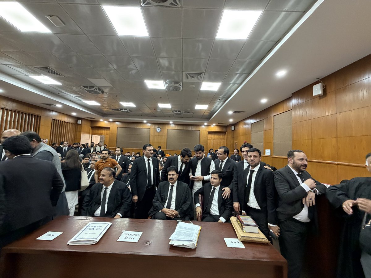 ہائی کورٹ کے اندر۔