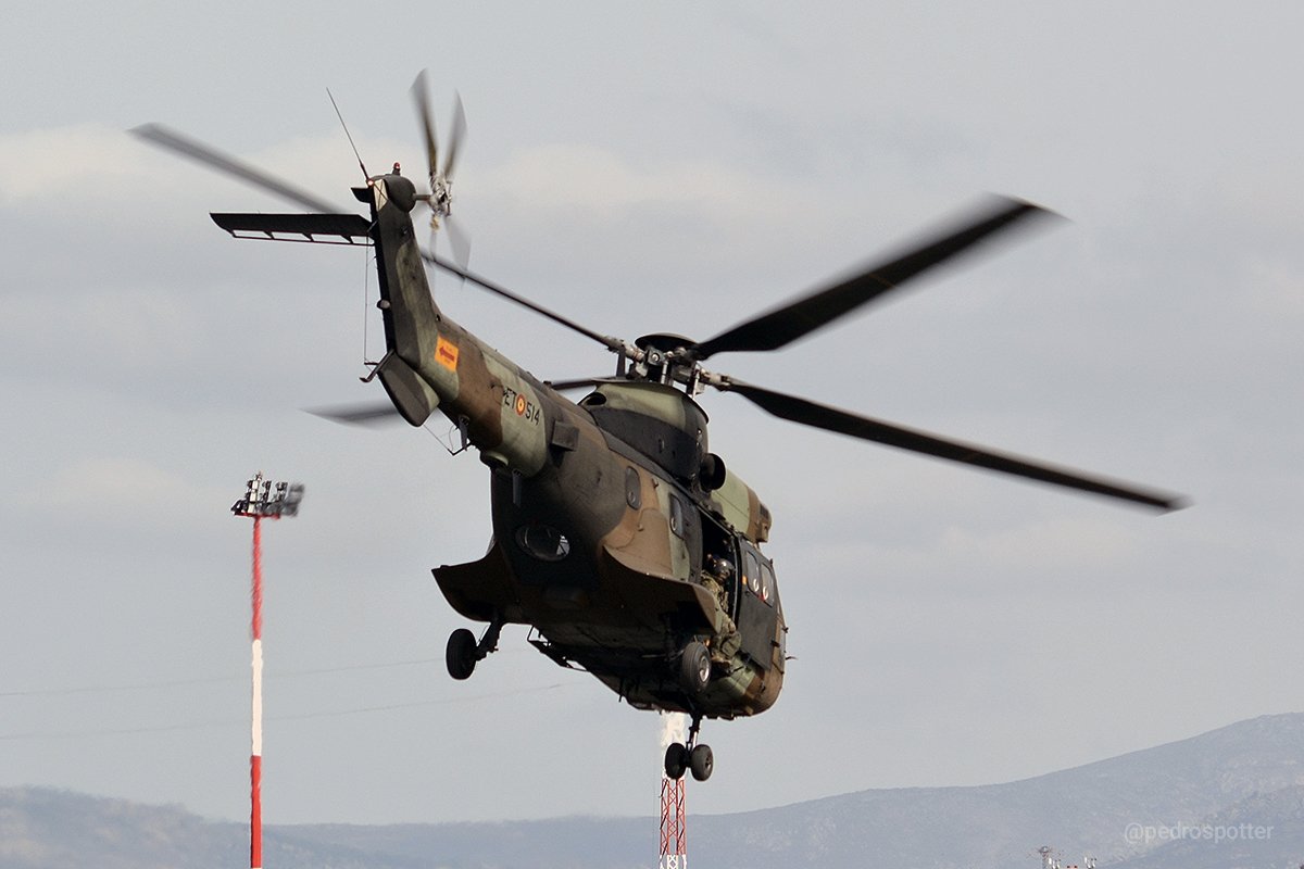 pedrospotter's tweet photo. #BuenosDias despegamos el #Martes desde la #Base #CoronelMate 

🚁
#Aerospatiale #AS332B1 #SuperPuma (HU.21-16 / ET-514)
#FAMET @EjercitoTierra 
🚁

@AIREorg @Web_AME #spotter #spotting #aerotrastorno #avgeek #helicopter #military #EjercitoTierra #España #aeronaves #planespotting https://t.co/VkPwq58rKT