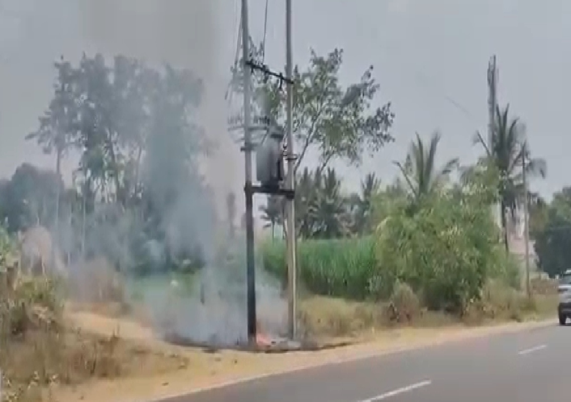 Newskarnataka's tweet image. ವಿದ್ಯುತ್ ಶಾರ್ಟ್ ಸರ್ಕ್ಯೂಟ್, ಹೊತ್ತಿ ಉರಿದ ಟ್ರಾನ್ಸ್ ಫಾರ್ಮರ್!

#karnatakaheat #electrical #short #circuits #newskarnataka

kannada.newskarnataka.com/karnataka/mand…