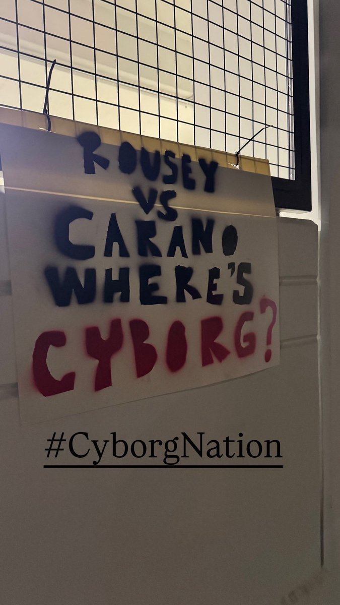 criscyborg's tweet photo. ❤️ I love my fans
#CyborgNation
@RondaRousey https://t.co/9YW31uDOmM