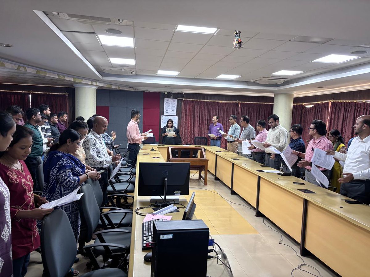 DgcisDoC's tweet photo. Officers and officials of DGCI&amp;S joined the “Seva Sankalp Resolution,” reaffirming their commitment to dedicated public service https://t.co/O1TFO5Ax4D