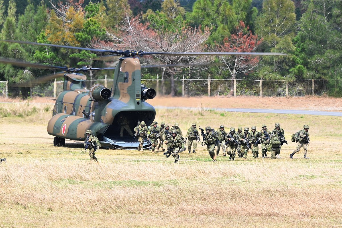 jgsdf_gcc_ardb's tweet photo. 【IF26 ⑭】
#ARDB and ⅢMEF are conducting Exercise #IF26. Pictures show ground combat during comprehensive training. 3rd Regimental Landing Team, landed on the island with USMC forces, conducted ground combat and secured each objective area. https://t.co/ZnFFBQiUCM