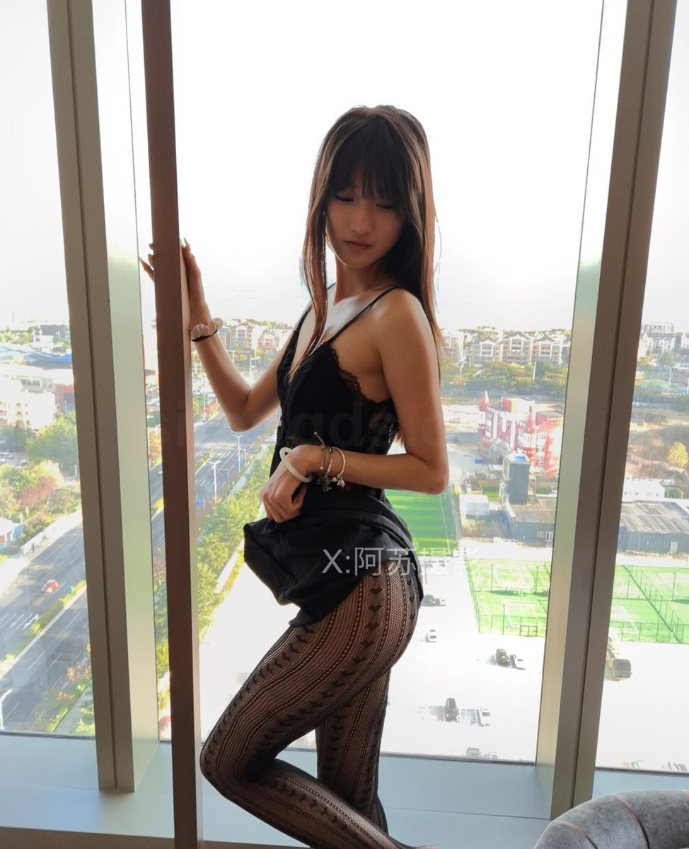 cg_dms's tweet photo. 今天在抖音刷到你，整个人直接硬了。
那腰、那腿、那胸……比例骚到犯规，我当场就私信：“妹子，哥哥想操着你拍一组私房，你敢不敢？”
你秒回：“哥哥想怎么拍就怎么拍~”见面第一套，你穿那件抽象印花毛衣，奶子把布料顶得鼓鼓囊囊，皮裤��裹着翘臀和长腿，坐在窗边故意把腿张开一点，我镜头怼过去，你直接伸手把毛衣下摆撩起来，露出平坦小腹和肚脐下的细毛，低声说：“哥哥，里面没穿内衣……想不想现在就咬一口？”拍到一半，你干脆把毛衣整个脱了，光着上身靠在沙发上，手指勾着皮裤拉链慢慢往下拉，皮裤褪到大腿根，露出黑丝内裤已经被湿透的那一小块。你咬着唇看镜头：“哥哥，拍得我下面好痒……要不要先帮我舔干净再继续？”第二套直接不装了——黑色蕾丝睡裙薄得跟没穿一样，乳头和下面那丛黑毛全透出来，你跪在床上撅着屁股，渔网袜勒出肉感，回头抛媚眼：“哥哥，这套是给你操新娘的……婚纱照拍完就直接把我按床上内射好不好？”后来婚纱也上了，白纱半透，奶子被蕾丝胸衣勒得快溢出来，你把裙摆撩到腰上，掰开腿对着镜头，粉嫩的小穴已经湿得反光，手指还故意掰开两片唇瓣，露出里面粉红的嫩肉，喘着气说：“哥哥……这里已经等不及你的鸡巴了，拍完就插进来吧，拍我被操到高潮的样子……”最后几张彻底脱光，你大大方方张开腿坐在沙发上，手指插进自己湿漉漉的小穴里抽插，另一只手捏着乳头，眼神直勾勾盯着我：“哥哥，这些照片拍完你得负责……