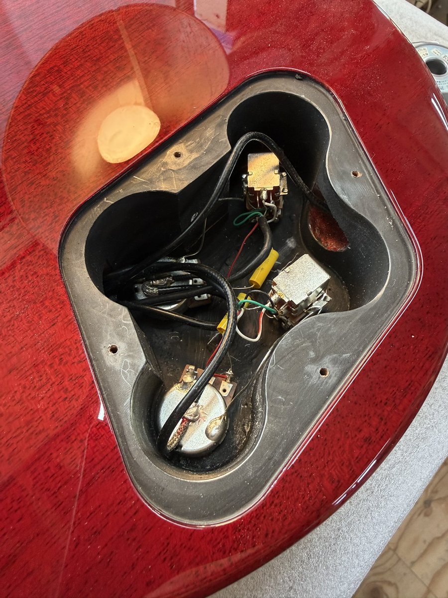 フジゲンのNLS200をご購入後すぐにお持ち込みいただきピックアップ交換、クライオ処理された配線材、NUE DEVICEに交換、全体調整も行いオーナー様のお好みのセッティングに仕上げました。