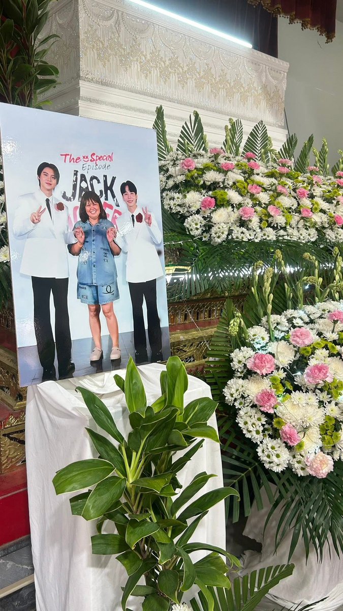 สูญเสียเพื่อนชาวยอไปอีกหนึ่งท่านแล้ว ถึงแม้จะไม่เคยเป็นเพื่อนกัน ไม่เคยรู้จักกันมาก่อน แต่เพราะเรารักในคนคนเดียวกัน ถึงทำให้เราได้มาเจอกัน มาเป็นเพื่อนกัน มาช่วยเหลือซึ่งกันและกัน พักผ่อนนะคะพี่มด <a href="/mod_rong/">mod</a> พี่จะอยู่ในความทรงจำของพวกเราตลอดไปค่ะ 
ปล.รูปนี้สวยที่สุดเลยค่ะพี่มด 😭