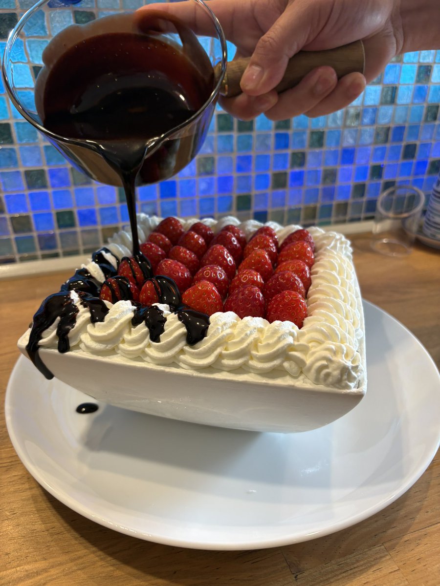 dkk555's tweet photo. わがままなお願いをして「🍓ボックス」にチョコレートをトッピングしていただきました〜🍓だけでも美味しいですがさらに🍫で⤴️😋
「いちごとピスタチオとジャンドゥーヤ」はナッツとまた違った食感の🍫でとても美味しかったです👍
③④
#シンフォニー
#symphony
#小山市
#かき氷 https://t.co/0bdZF6wKSV
