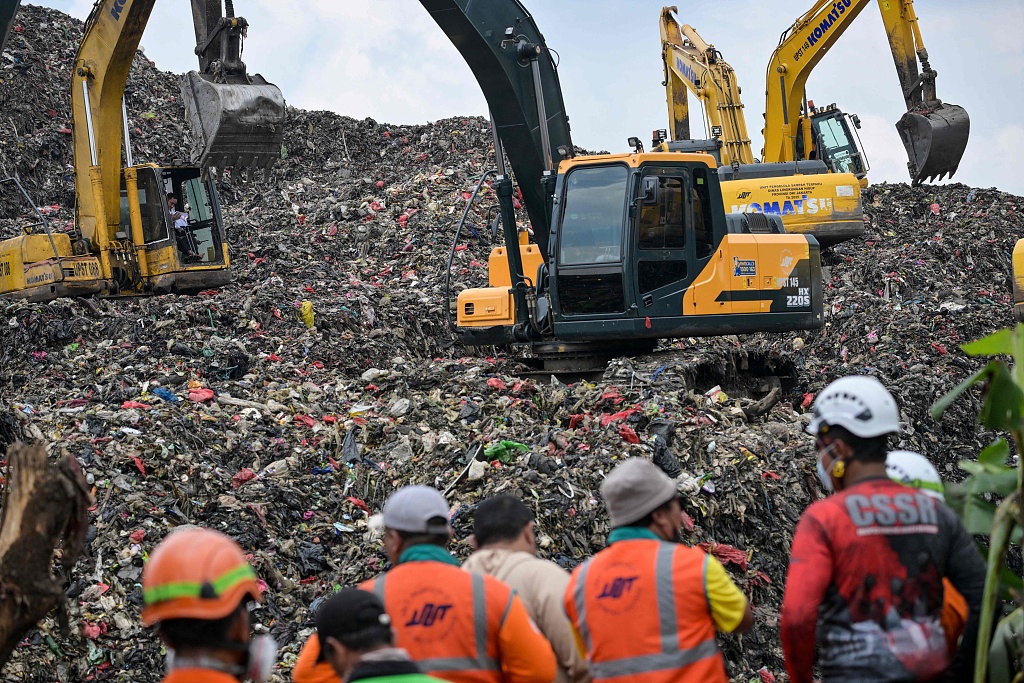 CCTVAsiaPacific's tweet image. Indonesian authorities have ended rescue operations at a landfill #collapse that killed seven people. The garbage mound at the #BantarGebang site collapsed on Sunday afternoon, burying stall owners, truck drivers along with their vehicles, and waste pickers working in the area.