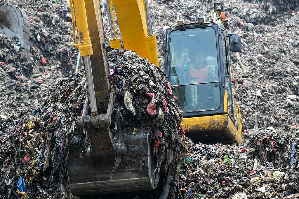CCTVAsiaPacific's tweet image. Indonesian authorities have ended rescue operations at a landfill #collapse that killed seven people. The garbage mound at the #BantarGebang site collapsed on Sunday afternoon, burying stall owners, truck drivers along with their vehicles, and waste pickers working in the area.